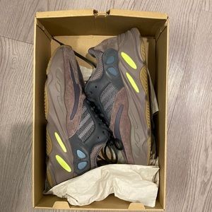 Yeezy mauve 700